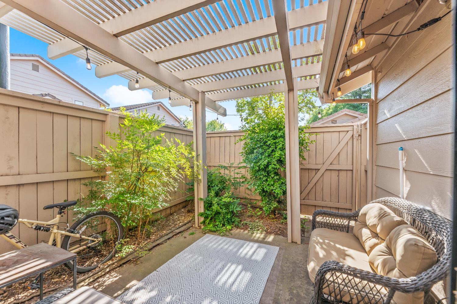 Detail Gallery Image 33 of 53 For 8193 Rose Vine Ln, Fair Oaks,  CA 95628 - 2 Beds | 2 Baths