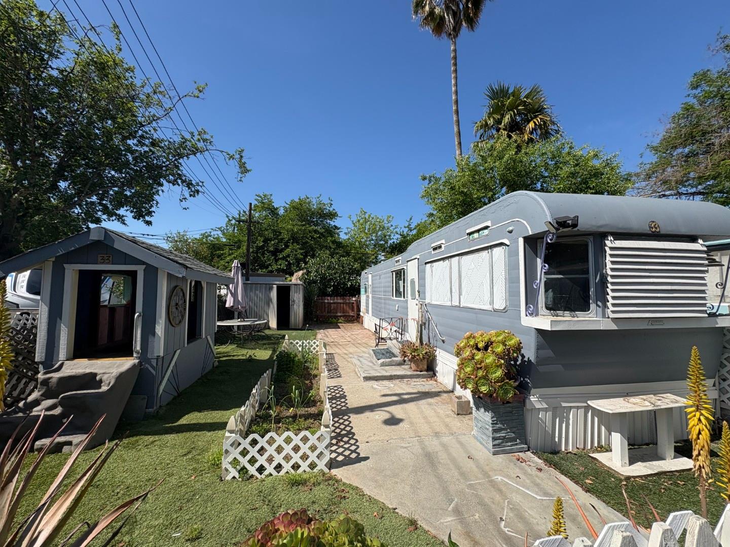 Detail Gallery Image 1 of 12 For 1750 Auburn Blvd 33, Sacramento,  CA 95815 - 1 Beds | 1 Baths