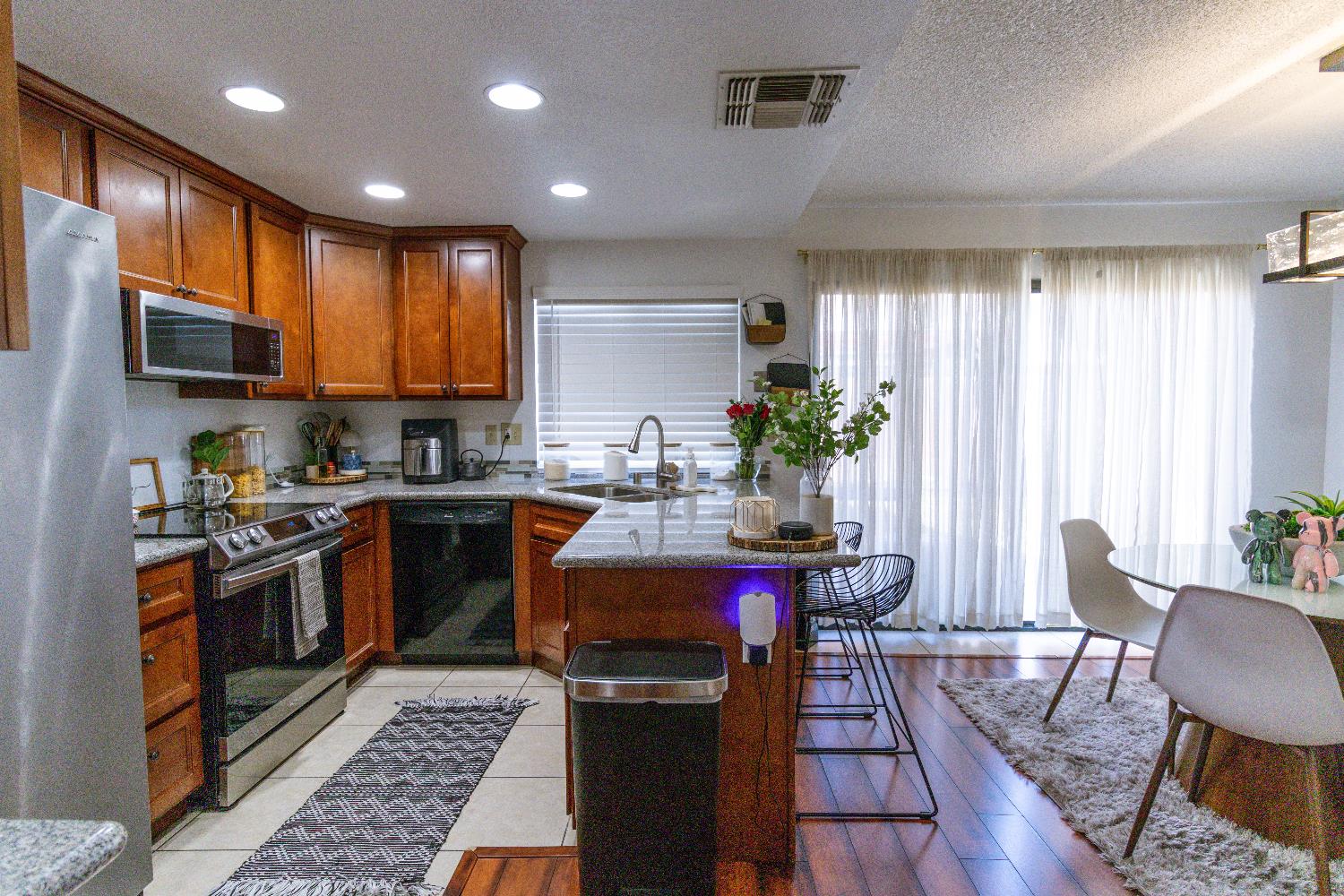 Detail Gallery Image 5 of 20 For 8 Tide Ct, Sacramento,  CA 95833 - 3 Beds | 2/1 Baths