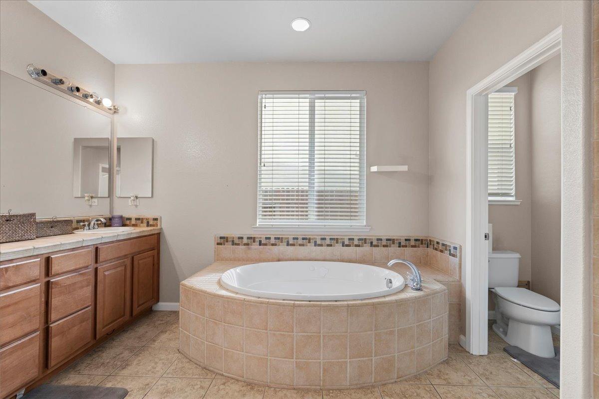 Detail Gallery Image 18 of 37 For 9733 Everbloom Way, Sacramento,  CA 95829 - 5 Beds | 2/1 Baths