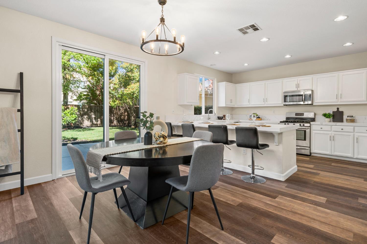 Detail Gallery Image 13 of 40 For 4677 Bonsai Ave, Tracy,  CA 95377 - 4 Beds | 2/1 Baths