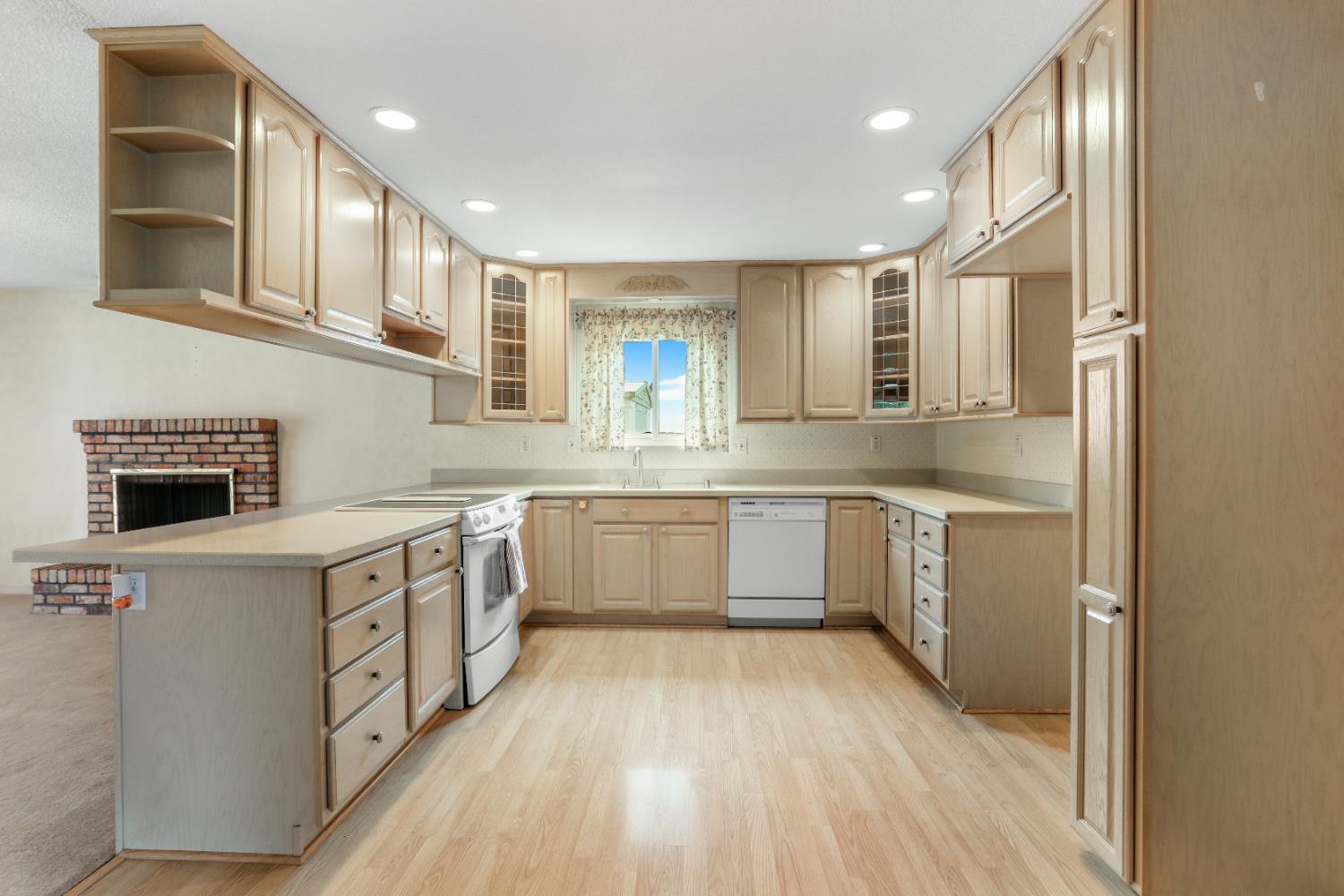 Detail Gallery Image 11 of 38 For 678 Emerald Pl, Manteca,  CA 95336 - 3 Beds | 2 Baths