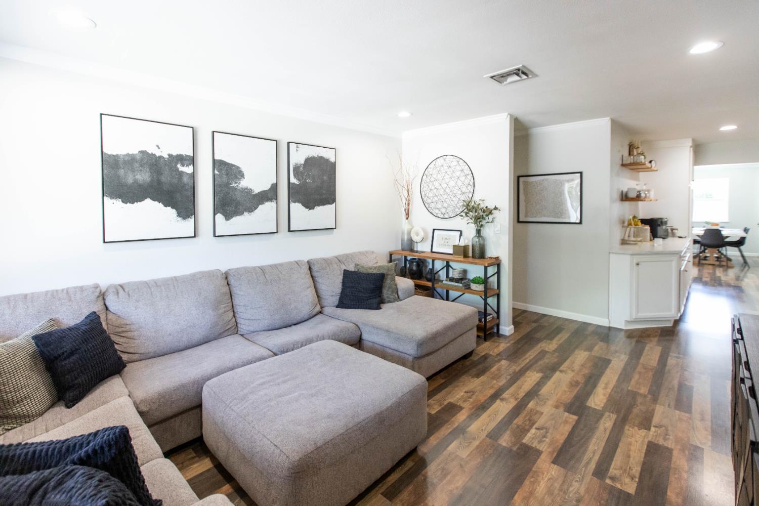 Detail Gallery Image 8 of 44 For 8940 Leatham Ave, Fair Oaks,  CA 95628 - 4 Beds | 2 Baths