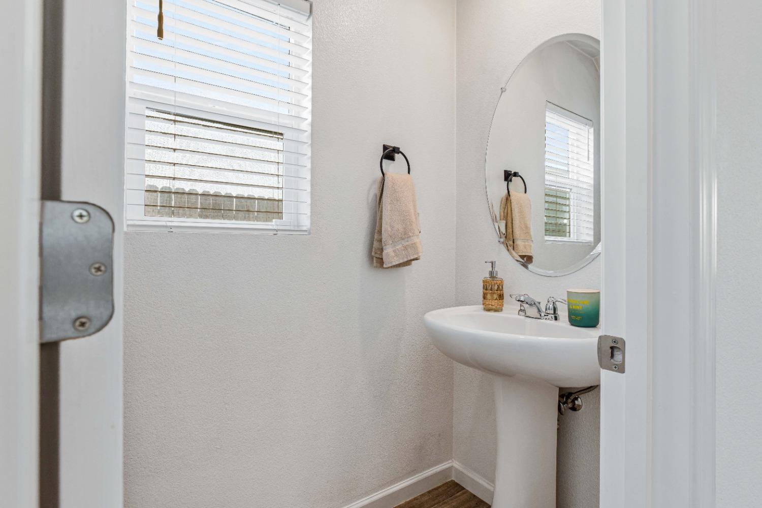 Detail Gallery Image 11 of 50 For 450 Rainbow Falls Ln, Manteca,  CA 95337 - 3 Beds | 2/1 Baths