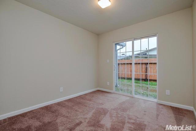 Detail Gallery Image 11 of 13 For 7522 Bowen Cir, Sacramento,  CA 95822 - 3 Beds | 2 Baths