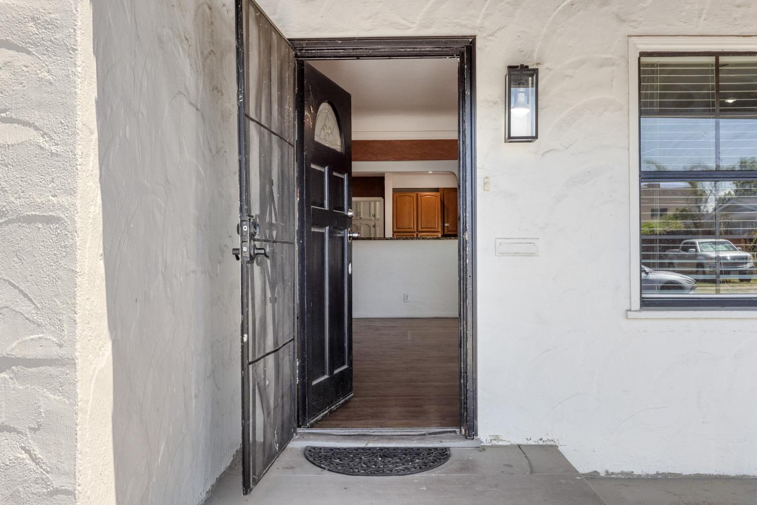 Detail Gallery Image 5 of 42 For 501 N Thor St, Turlock,  CA 95380 - 5 Beds | 2 Baths