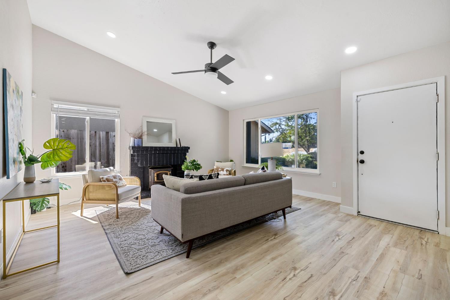 Detail Gallery Image 7 of 43 For 1240 Chuckwagon Dr, Sacramento,  CA 95834 - 3 Beds | 2 Baths