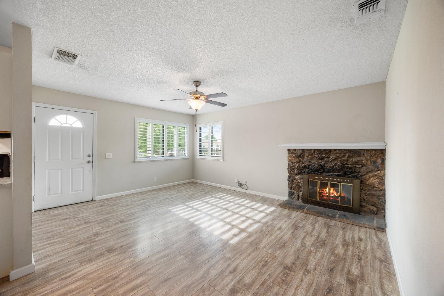 Detail Gallery Image 4 of 22 For 7893 Pedrick St, Sacramento,  CA 95823 - 3 Beds | 1 Baths