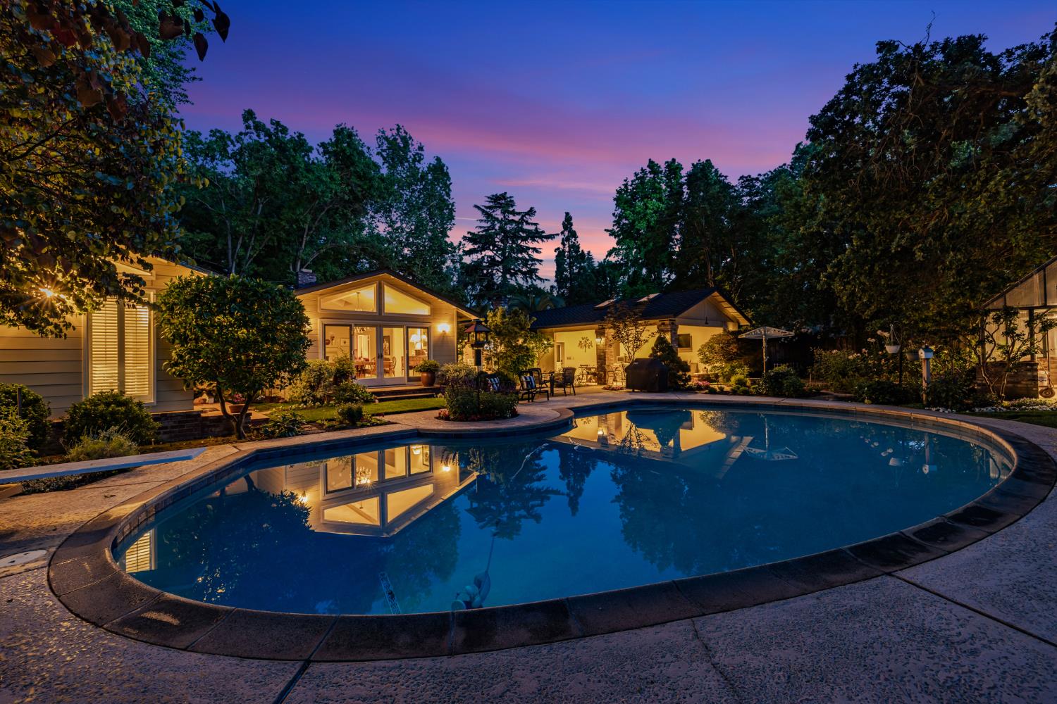 Detail Gallery Image 1 of 37 For 1625 Gary Way, Carmichael,  CA 95608 - 3 Beds | 2/1 Baths