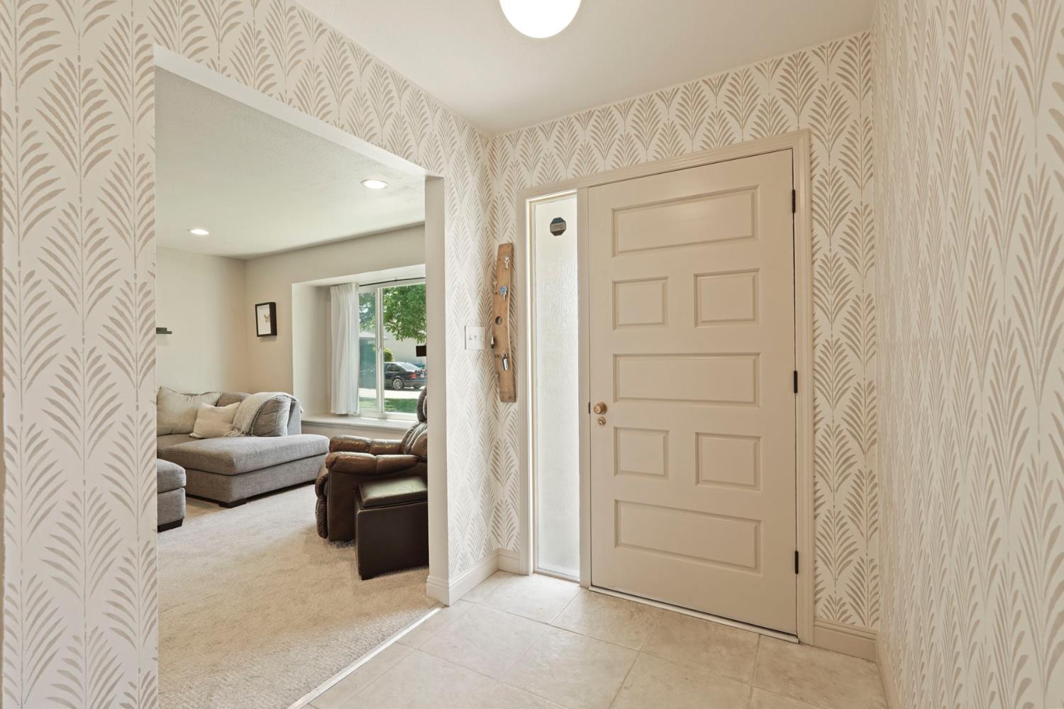 Detail Gallery Image 6 of 35 For 725 Maplewood Dr, Lodi,  CA 95242 - 3 Beds | 2 Baths
