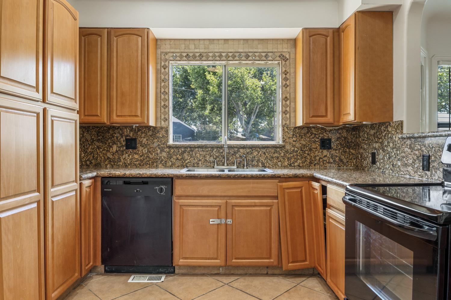 Detail Gallery Image 21 of 42 For 501 N Thor St, Turlock,  CA 95380 - 5 Beds | 2 Baths