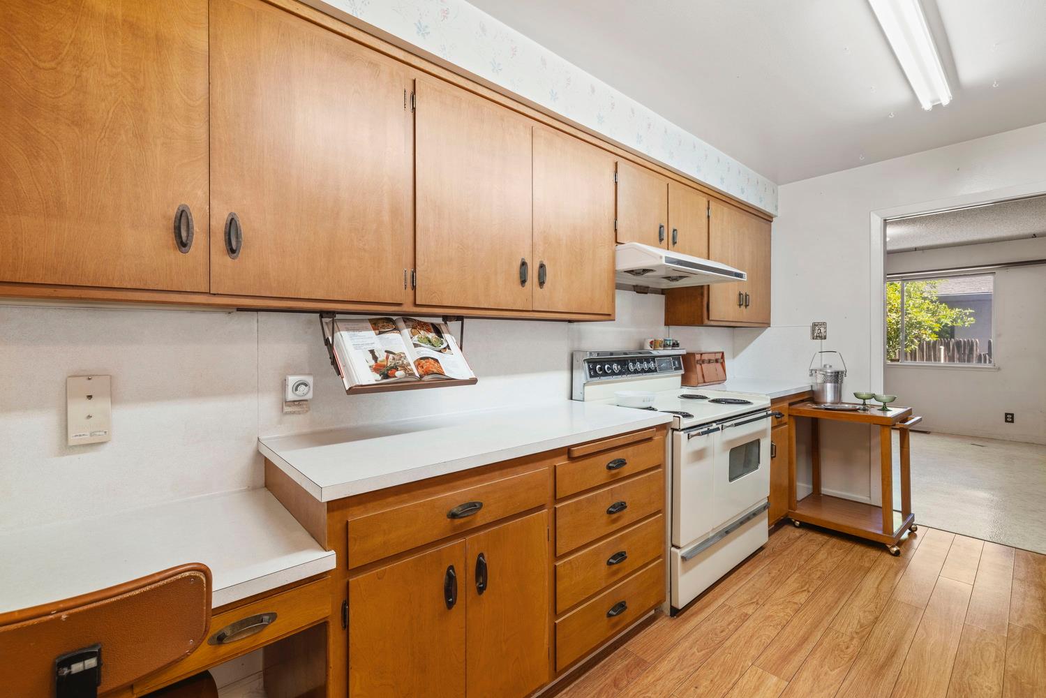 Detail Gallery Image 7 of 34 For 6010 Holstein Way, Sacramento,  CA 95822 - 3 Beds | 2/1 Baths