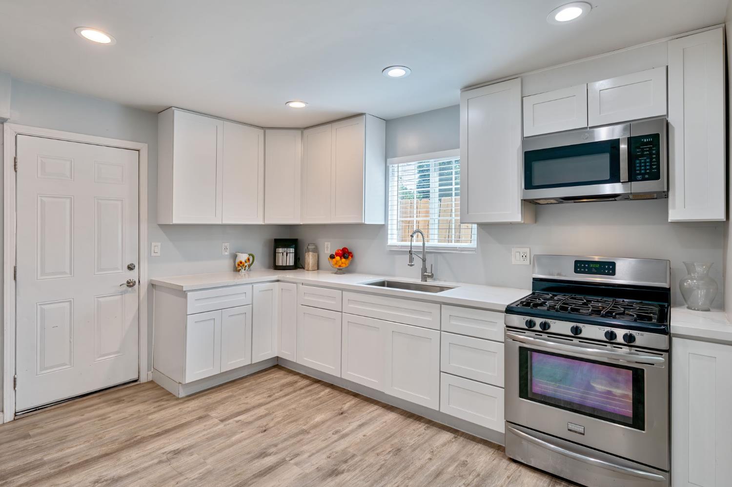 Detail Gallery Image 9 of 18 For 411 Potomac Ave, Sacramento,  CA 95833 - 3 Beds | 2 Baths