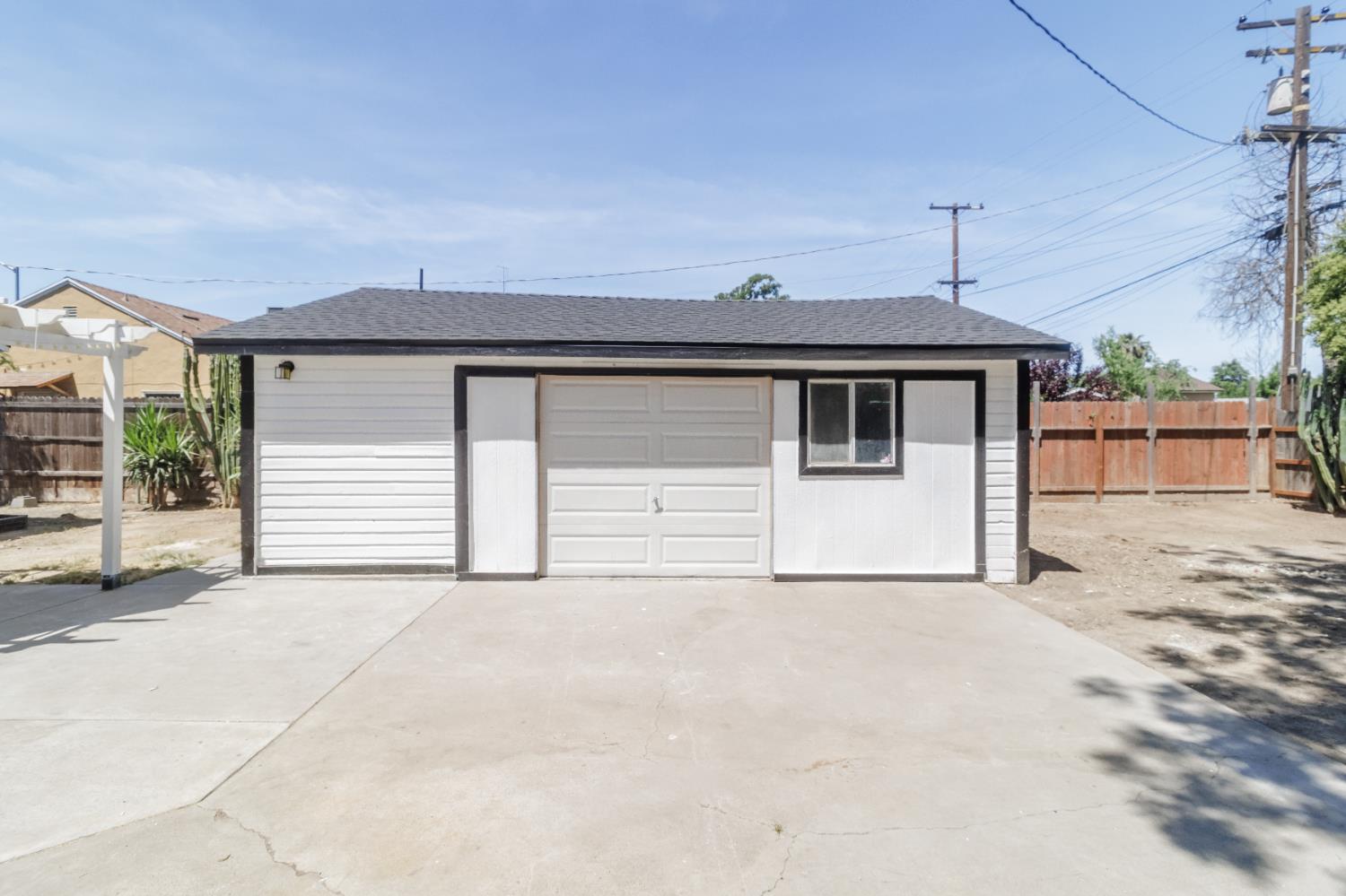 Detail Gallery Image 2 of 21 For 1605 W Orangeburg Ave, Modesto,  CA 95350 - 2 Beds | 1 Baths