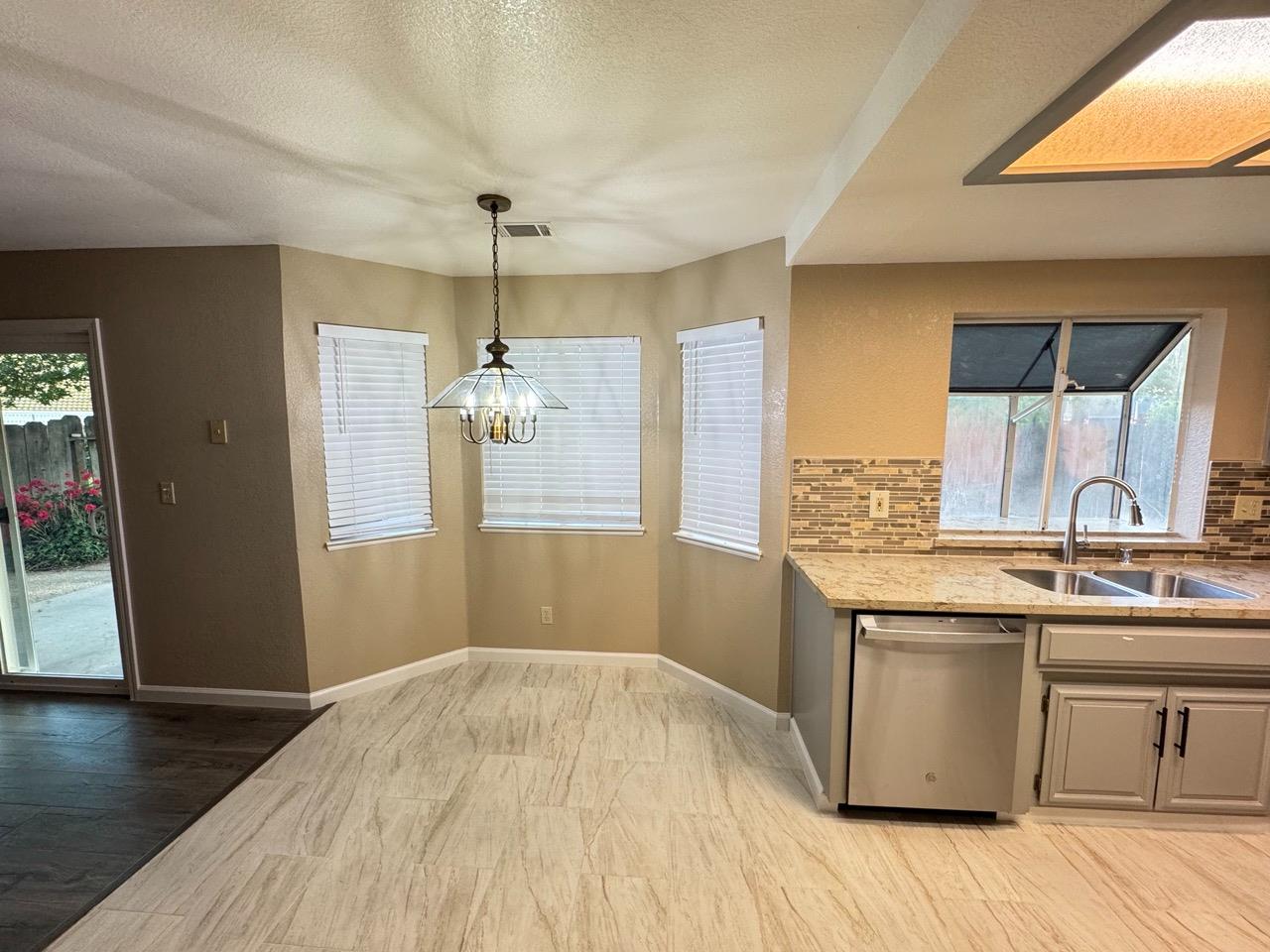 Detail Gallery Image 11 of 38 For 2232 Ne Manitoba Ct, Modesto,  CA 95356 - 3 Beds | 2/1 Baths