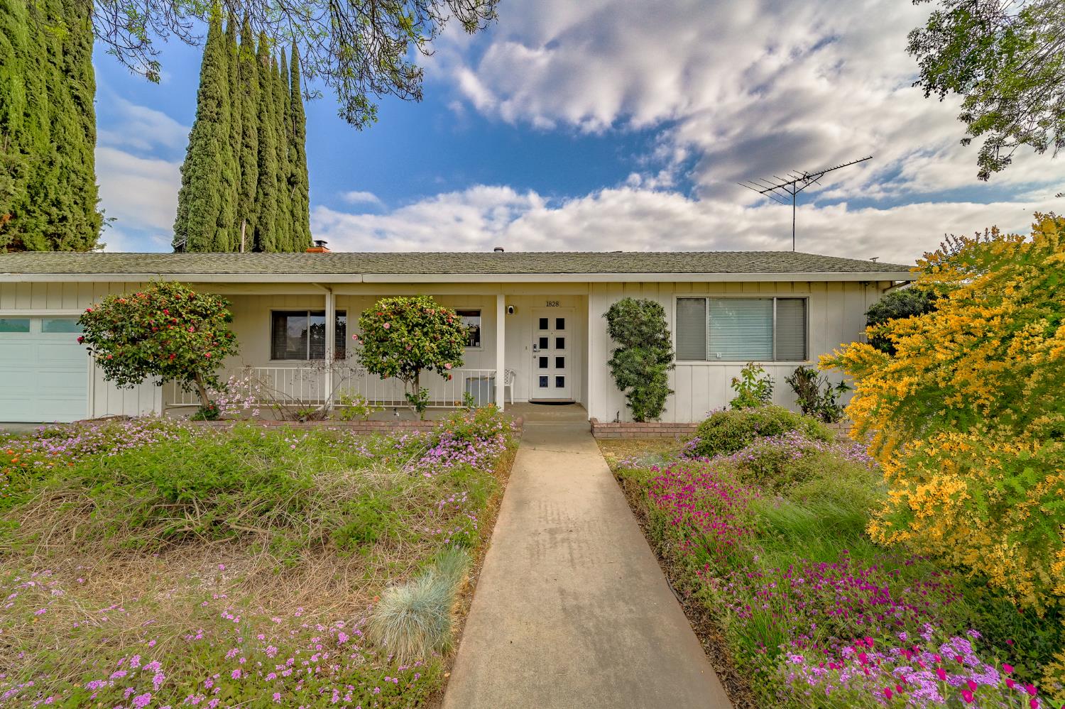 Detail Gallery Image 4 of 47 For 1828 Hermida Way, Modesto,  CA 95355 - 3 Beds | 2 Baths