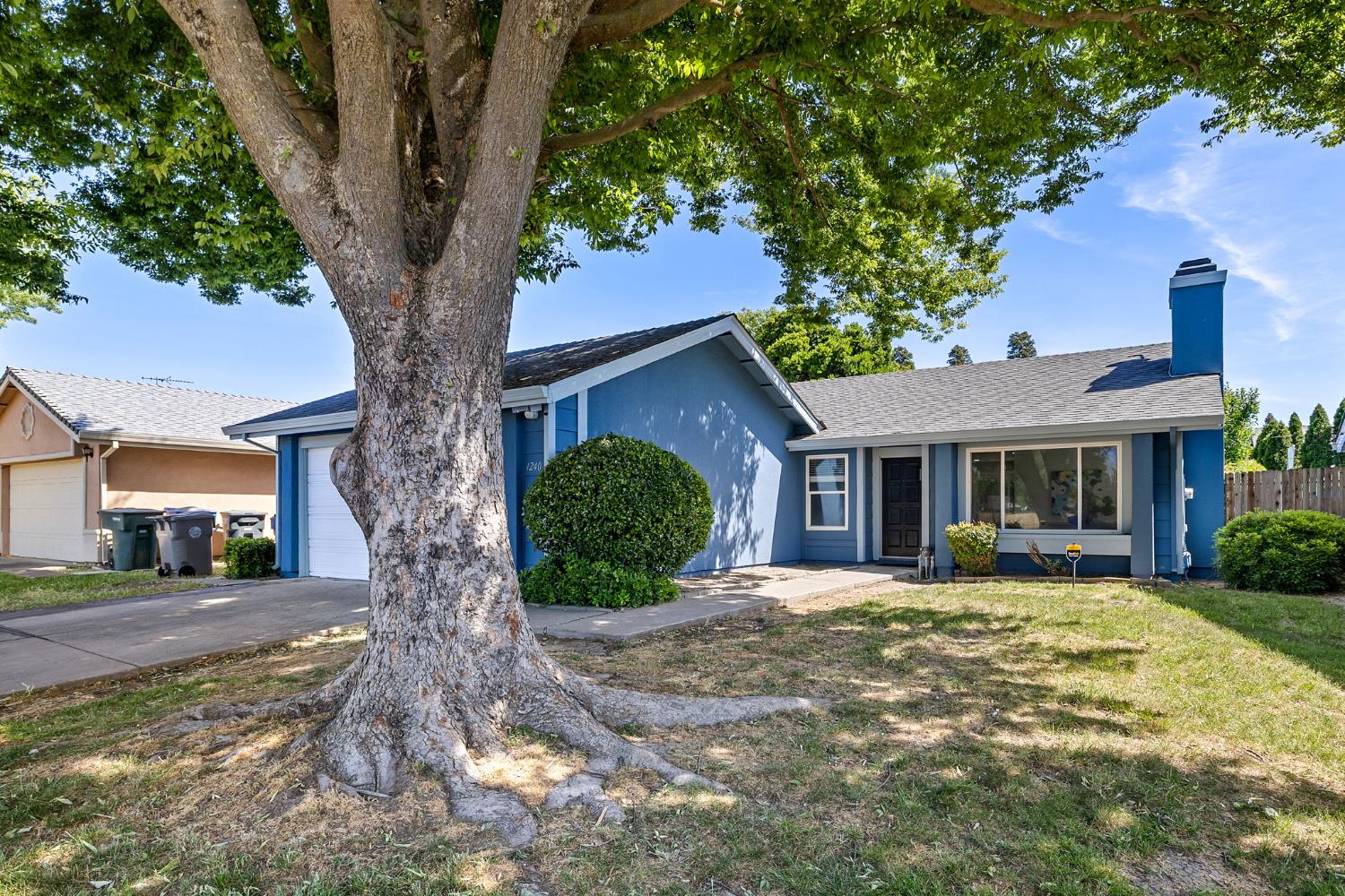 Detail Gallery Image 3 of 43 For 1240 Chuckwagon Dr, Sacramento,  CA 95834 - 3 Beds | 2 Baths