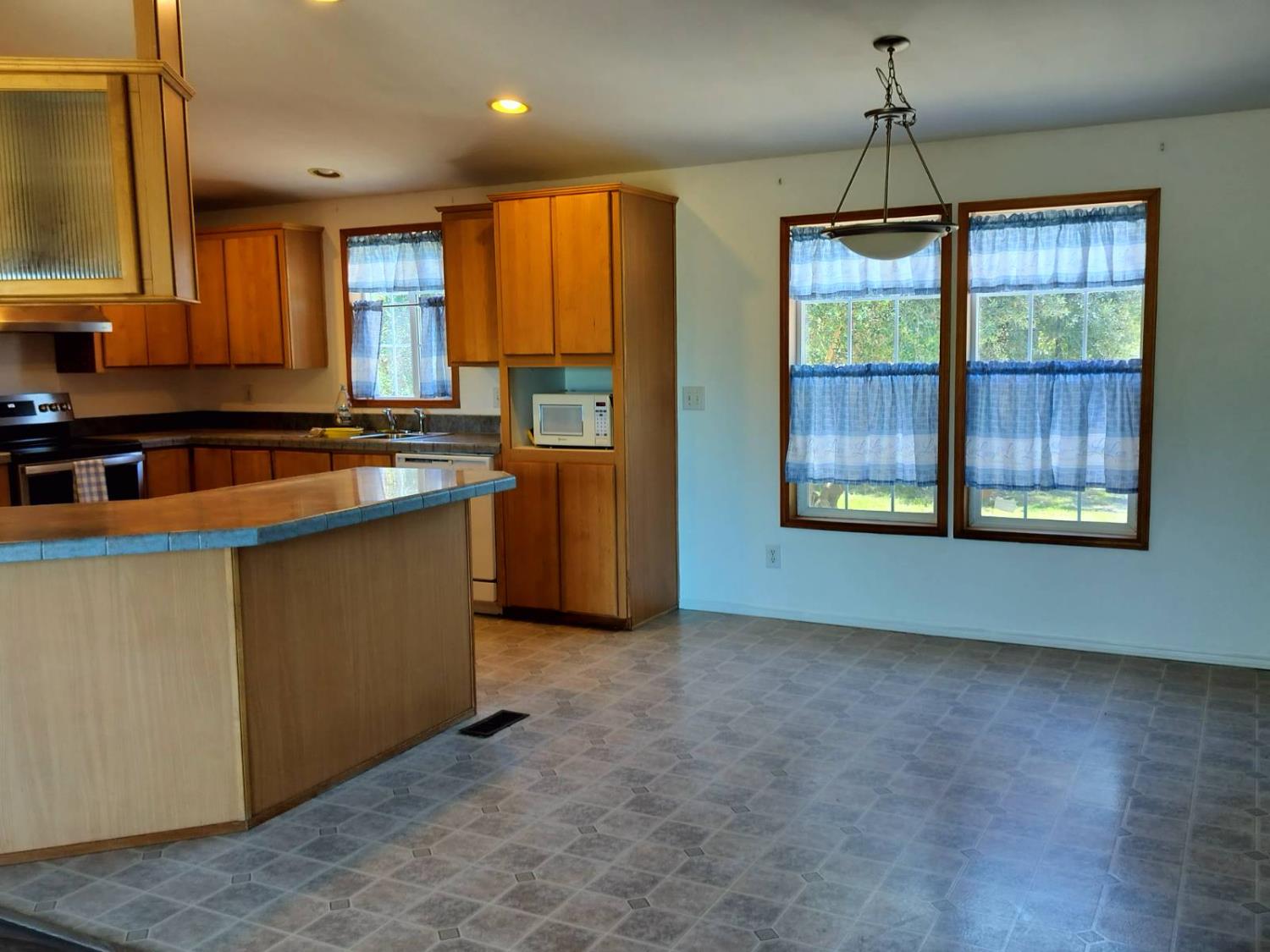 Detail Gallery Image 3 of 33 For 5731 State Highway 99w, Corning,  CA 96021 - 3 Beds | 2 Baths
