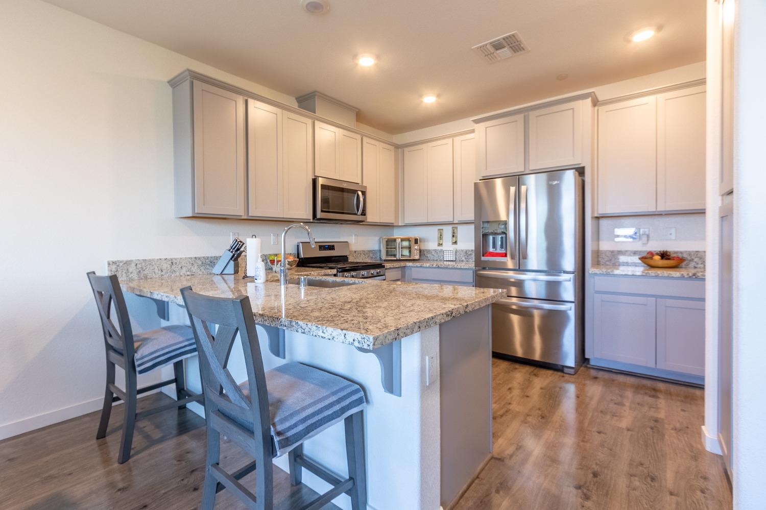 Detail Gallery Image 4 of 34 For 3862 Commerce Way, Sacramento,  CA 95834 - 3 Beds | 2/1 Baths