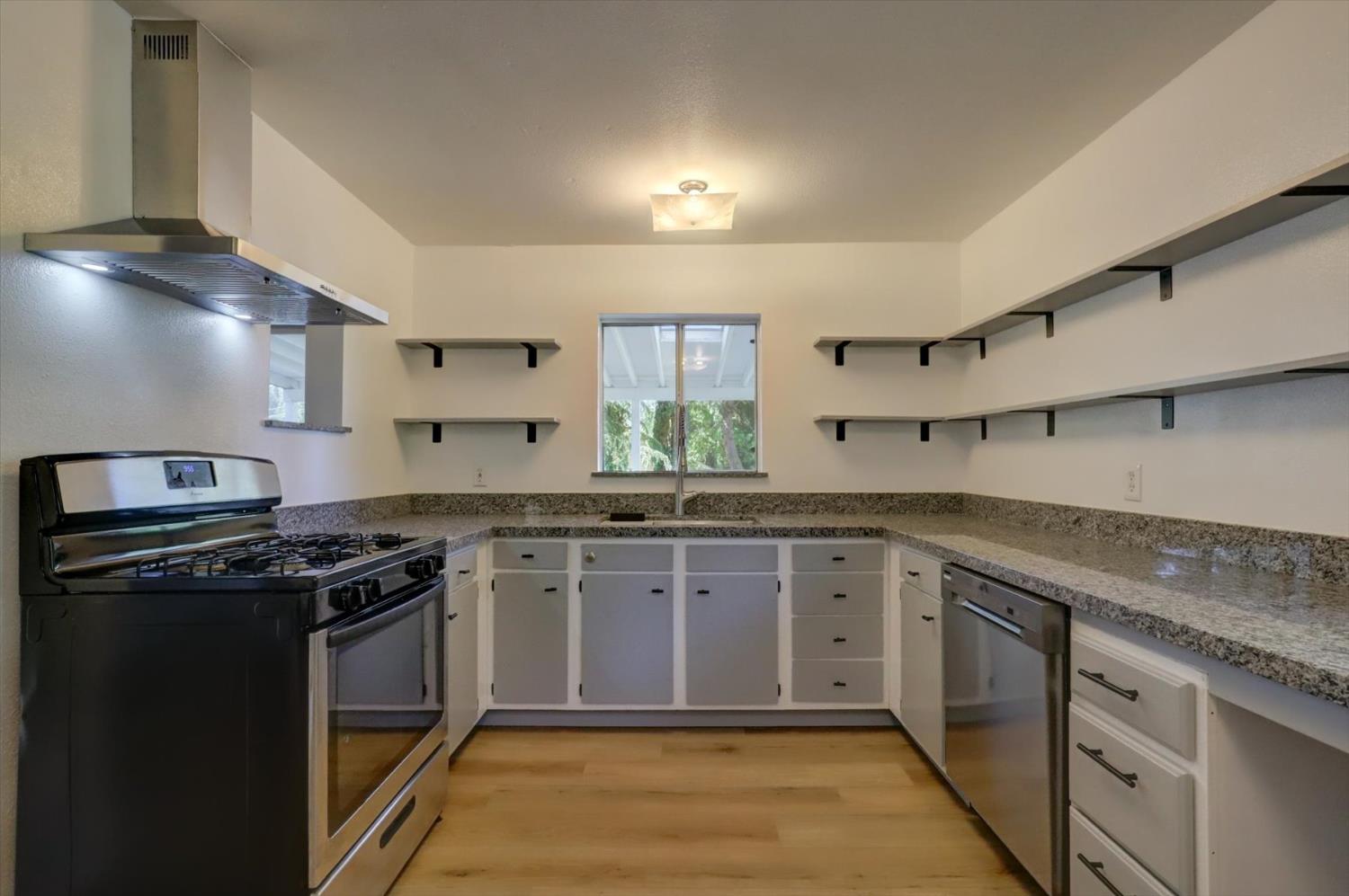 Detail Gallery Image 6 of 62 For 347 E Maryland Dr, Grass Valley,  CA 95945 - 2 Beds | 2 Baths