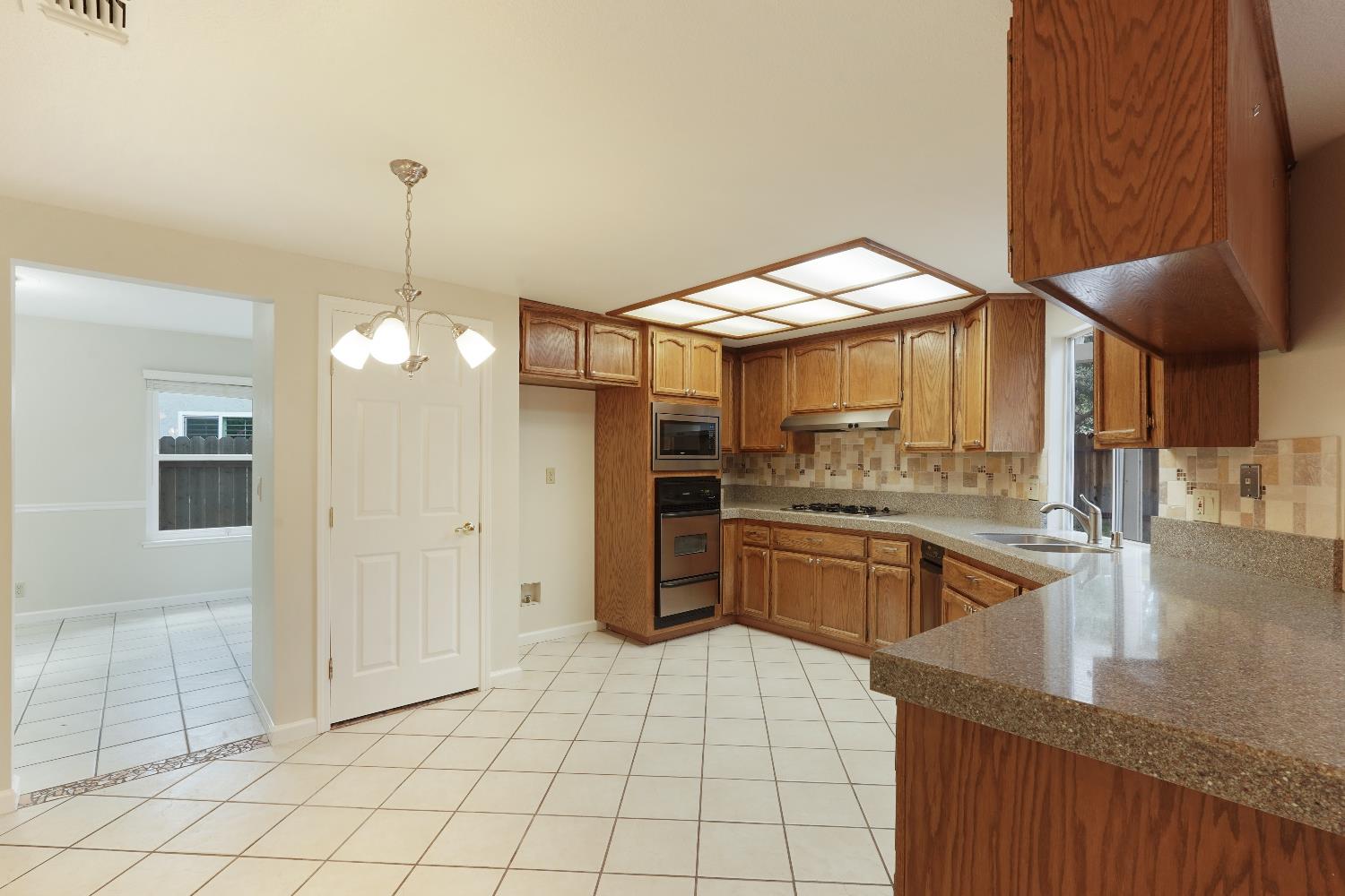 Detail Gallery Image 17 of 61 For 6001 Laguna Villa Way, Elk Grove,  CA 95758 - 3 Beds | 2 Baths
