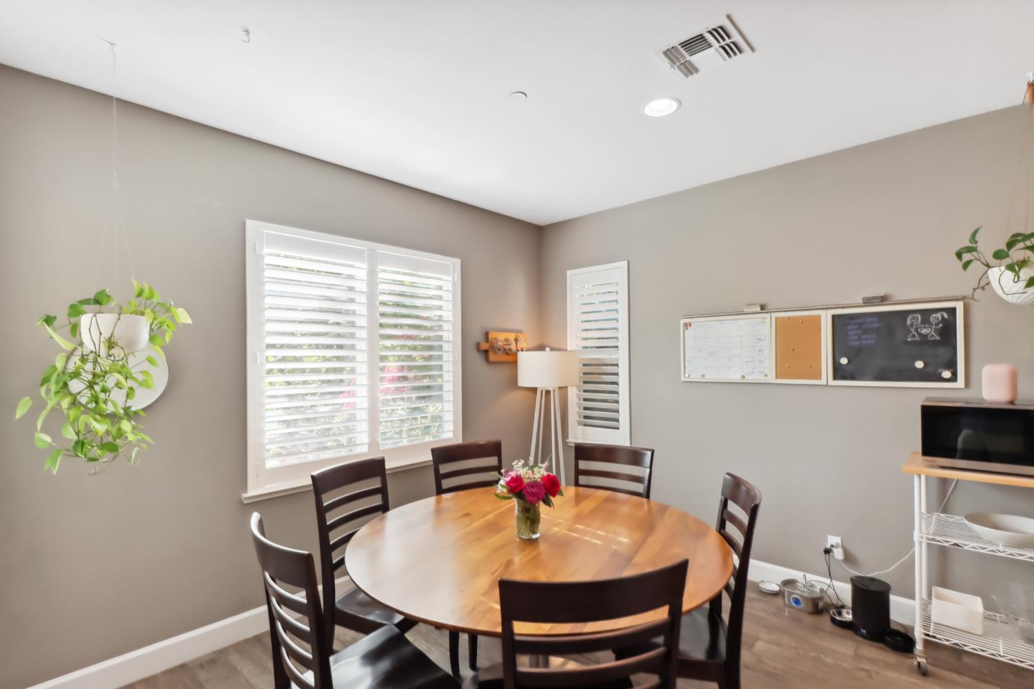 Detail Gallery Image 21 of 69 For 5604 Saratoga Cir, Rocklin,  CA 95765 - 4 Beds | 3/1 Baths
