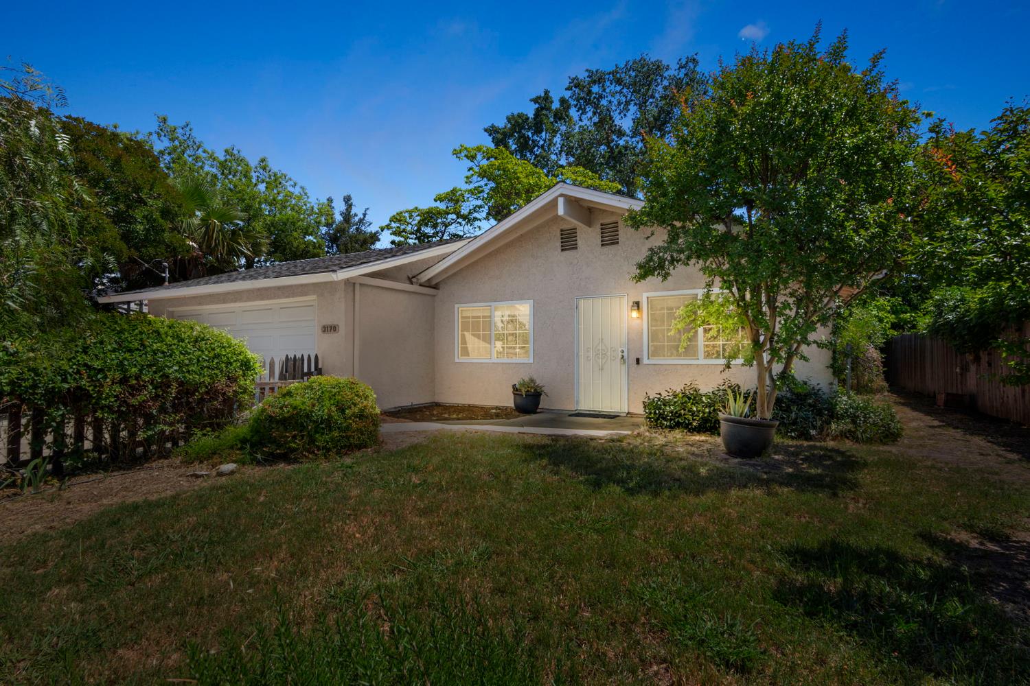 Detail Gallery Image 1 of 34 For 3170 Callecita St, Sacramento,  CA 95815 - 3 Beds | 2 Baths