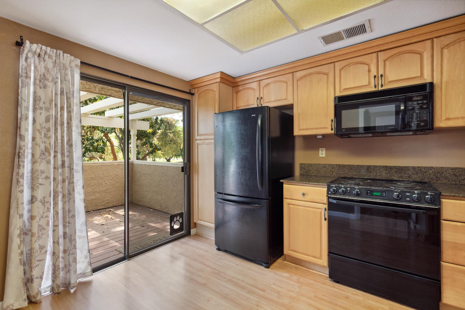 Detail Gallery Image 5 of 29 For 3028 Swallows Nest Dr, Sacramento,  CA 95833 - 2 Beds | 1/1 Baths