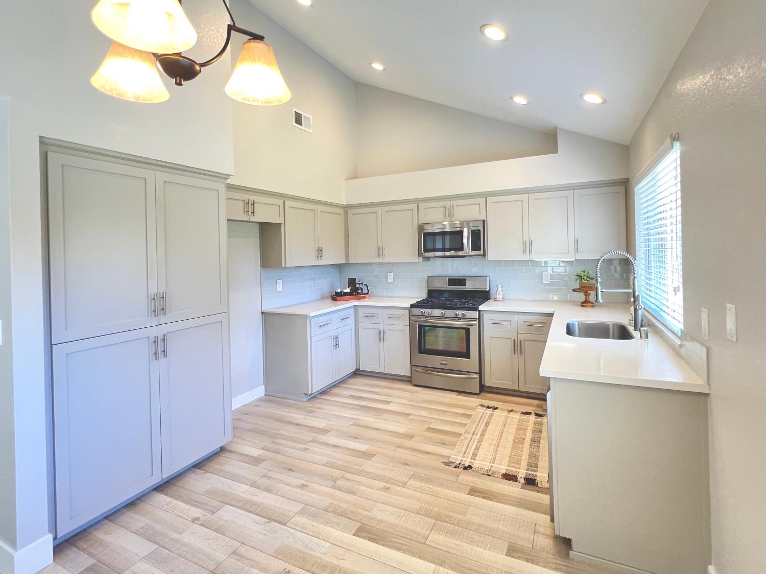 Detail Gallery Image 13 of 48 For 3842 Hunters Glen Pl, Antelope,  CA 95843 - 4 Beds | 3 Baths