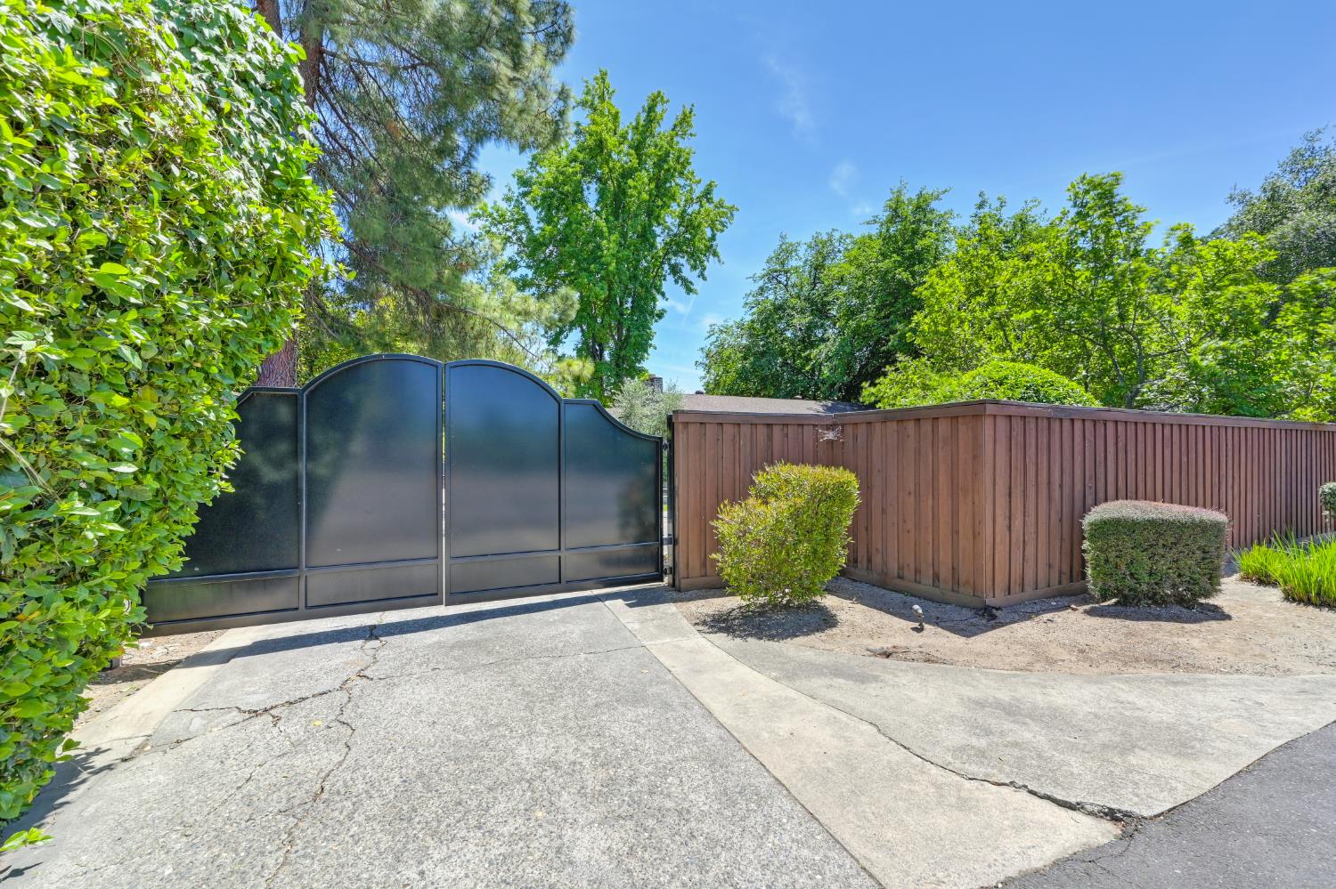 Detail Gallery Image 2 of 64 For 5428 Fair Oaks Blvd, Carmichael,  CA 95608 - 4 Beds | 2 Baths