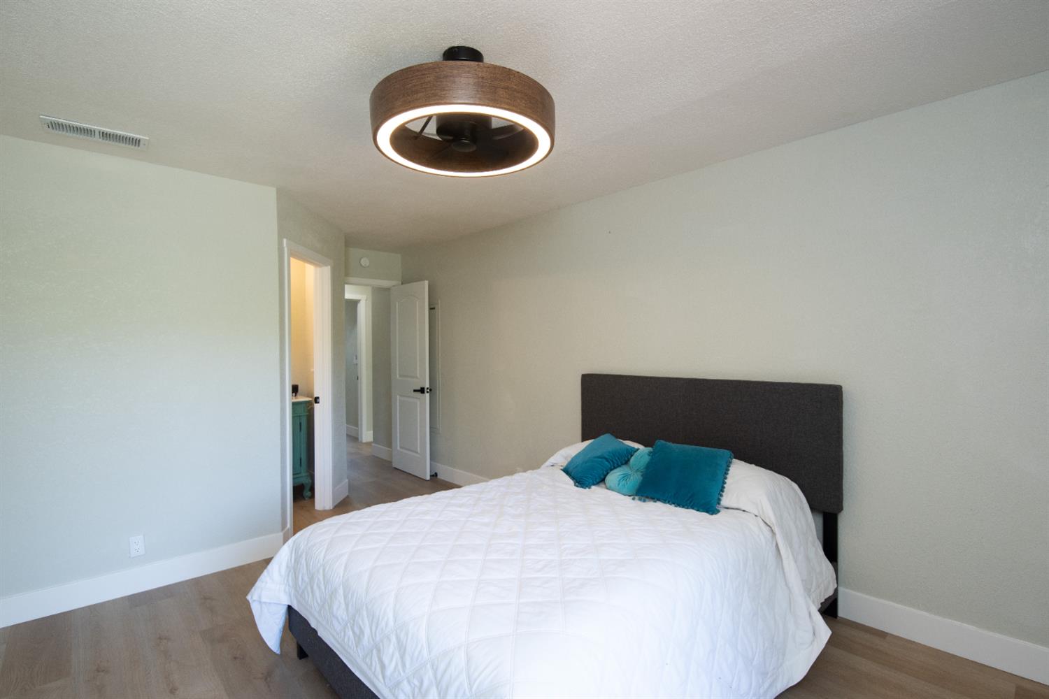 Detail Gallery Image 18 of 36 For 892 River Bluff Dr, Oakdale,  CA 95361 - 3 Beds | 2 Baths