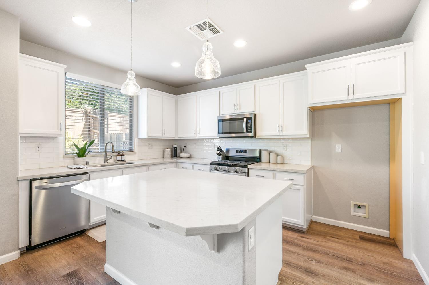 Detail Gallery Image 9 of 41 For 7946 Little Plum Way, Antelope,  CA 95843 - 4 Beds | 2/1 Baths
