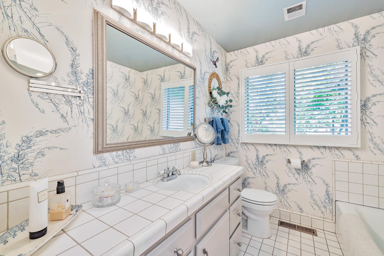 Detail Gallery Image 19 of 37 For 1625 Gary Way, Carmichael,  CA 95608 - 3 Beds | 2/1 Baths