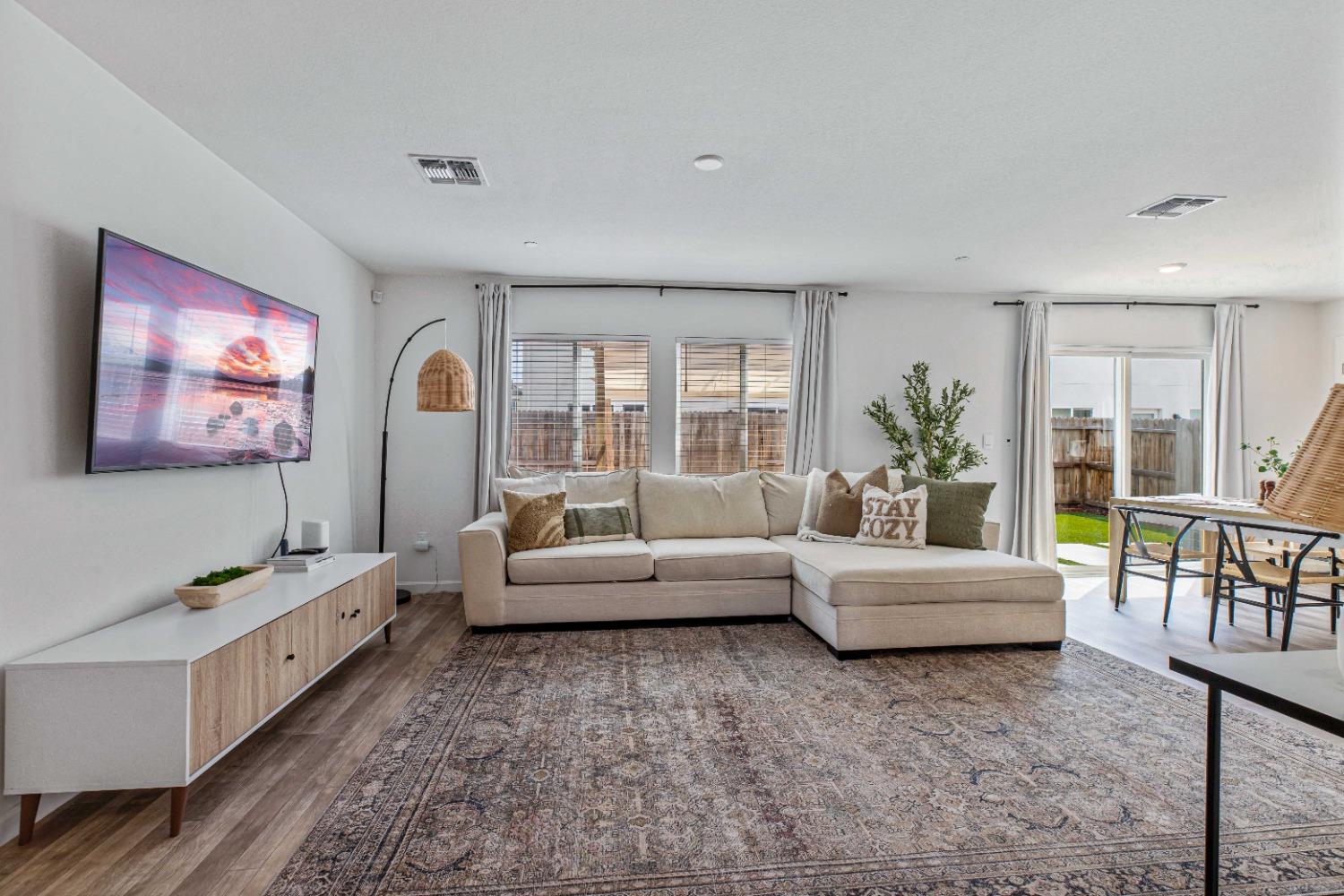 Detail Gallery Image 4 of 50 For 450 Rainbow Falls Ln, Manteca,  CA 95337 - 3 Beds | 2/1 Baths