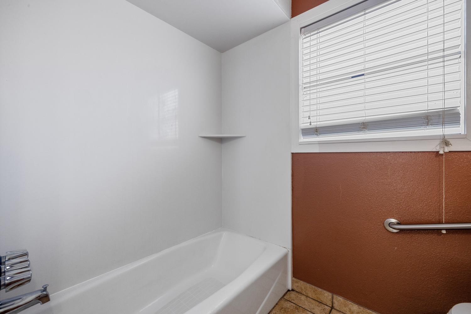 Detail Gallery Image 12 of 42 For 501 N Thor St, Turlock,  CA 95380 - 5 Beds | 2 Baths