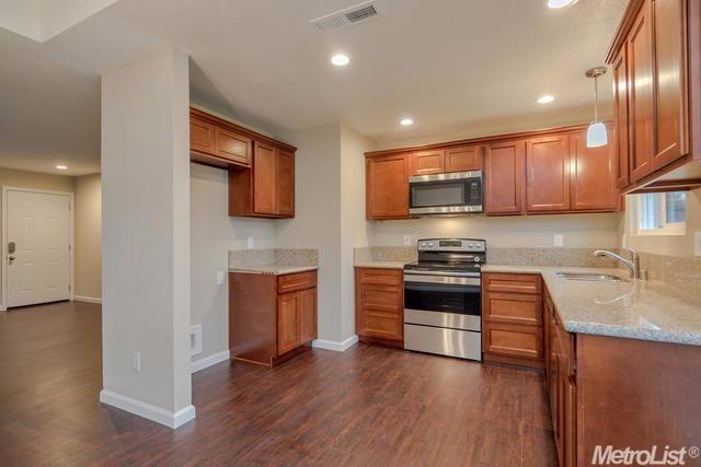 Detail Gallery Image 2 of 13 For 7522 Bowen Cir, Sacramento,  CA 95822 - 3 Beds | 2 Baths