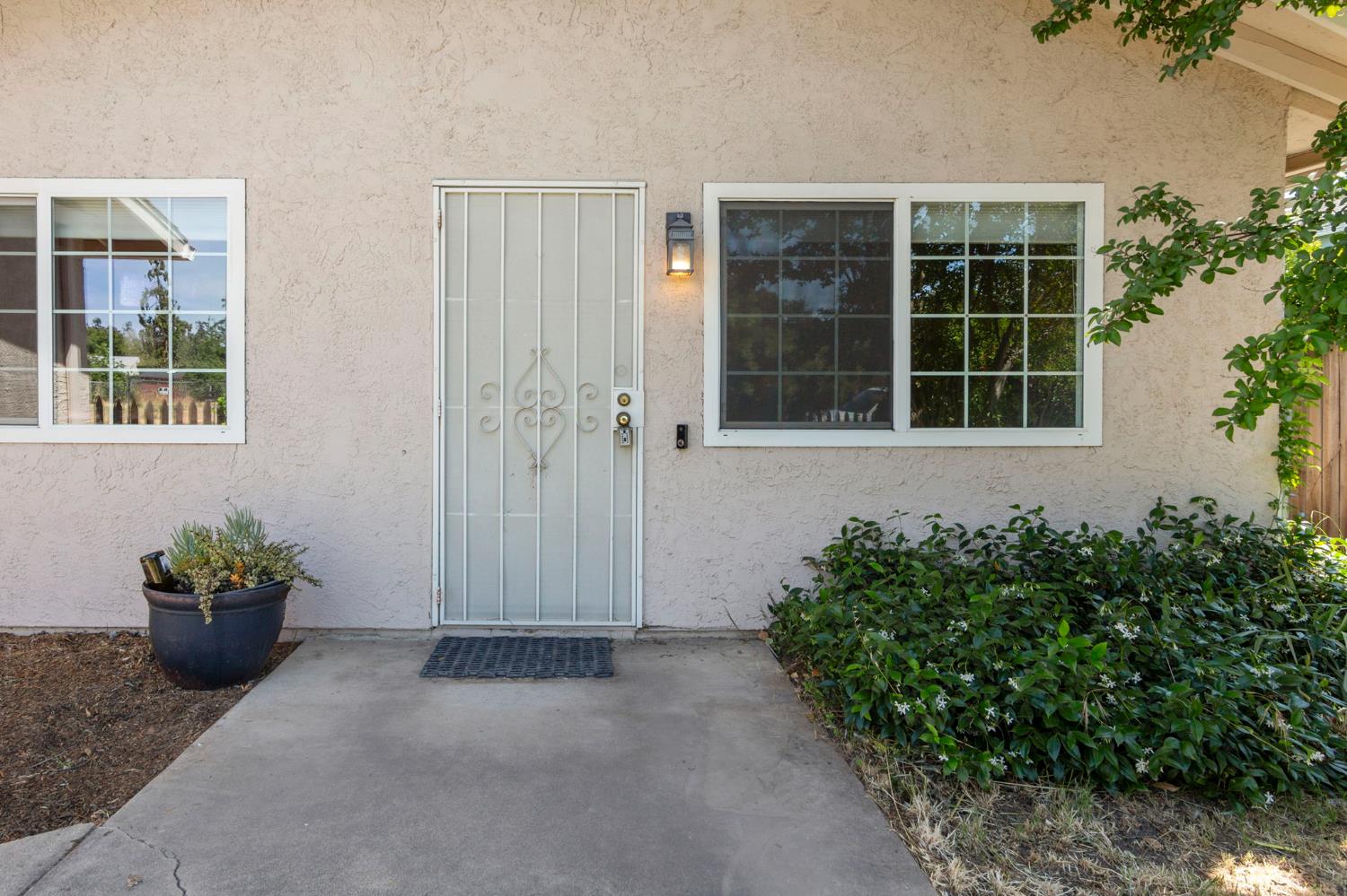 Detail Gallery Image 4 of 34 For 3170 Callecita St, Sacramento,  CA 95815 - 3 Beds | 2 Baths