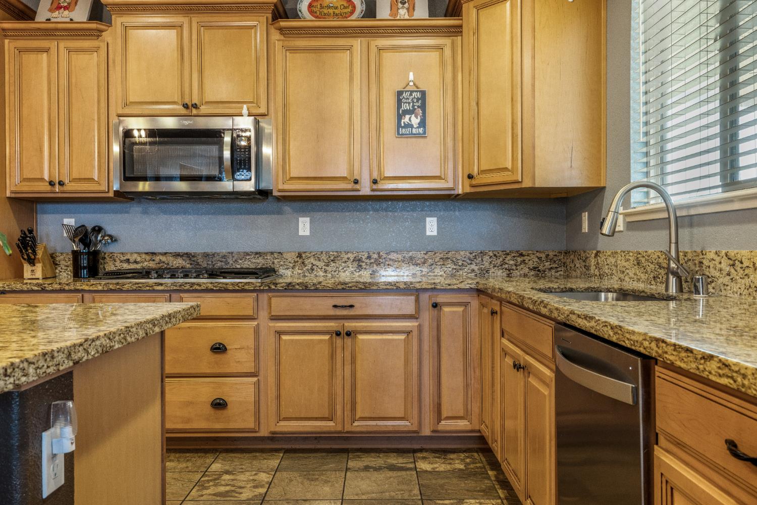 Detail Gallery Image 16 of 41 For 680 Sawtooth Ct, Manteca,  CA 95337 - 4 Beds | 3/1 Baths