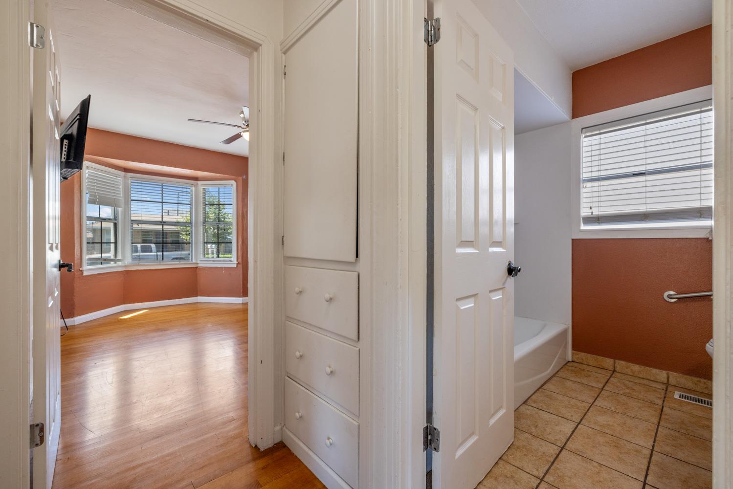 Detail Gallery Image 10 of 42 For 501 N Thor St, Turlock,  CA 95380 - 5 Beds | 2 Baths