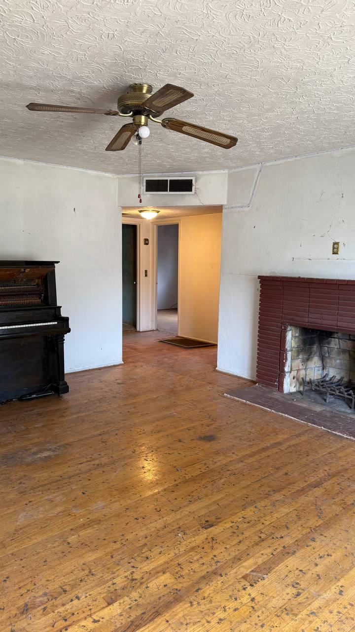 Detail Gallery Image 4 of 20 For 2452 S Holloway Ave, Fresno,  CA 93725 - 3 Beds | 1 Baths