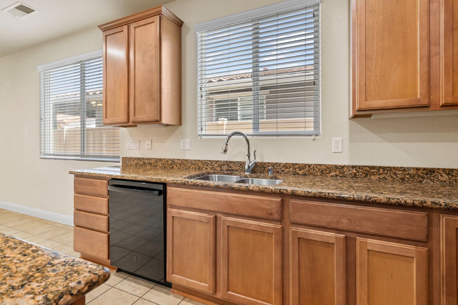Detail Gallery Image 9 of 59 For 1587 Maple Valley St, Manteca,  CA 95336 - 2 Beds | 2 Baths