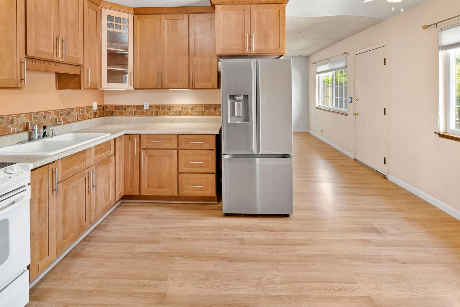 Detail Gallery Image 10 of 34 For 3170 Callecita St, Sacramento,  CA 95815 - 3 Beds | 2 Baths