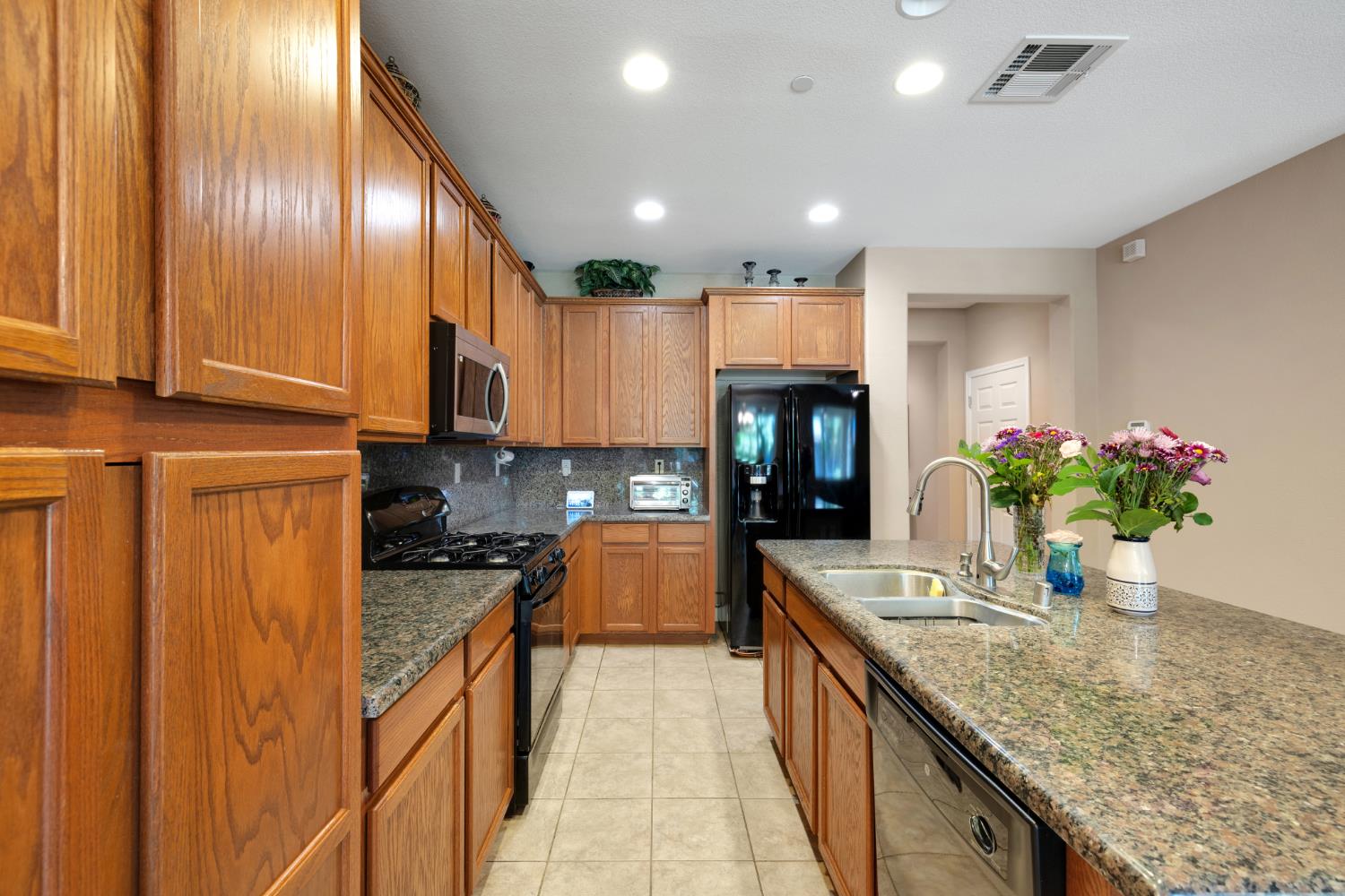 Detail Gallery Image 11 of 43 For 10424 Fossil Way, Elk Grove,  CA 95757 - 4 Beds | 3/1 Baths