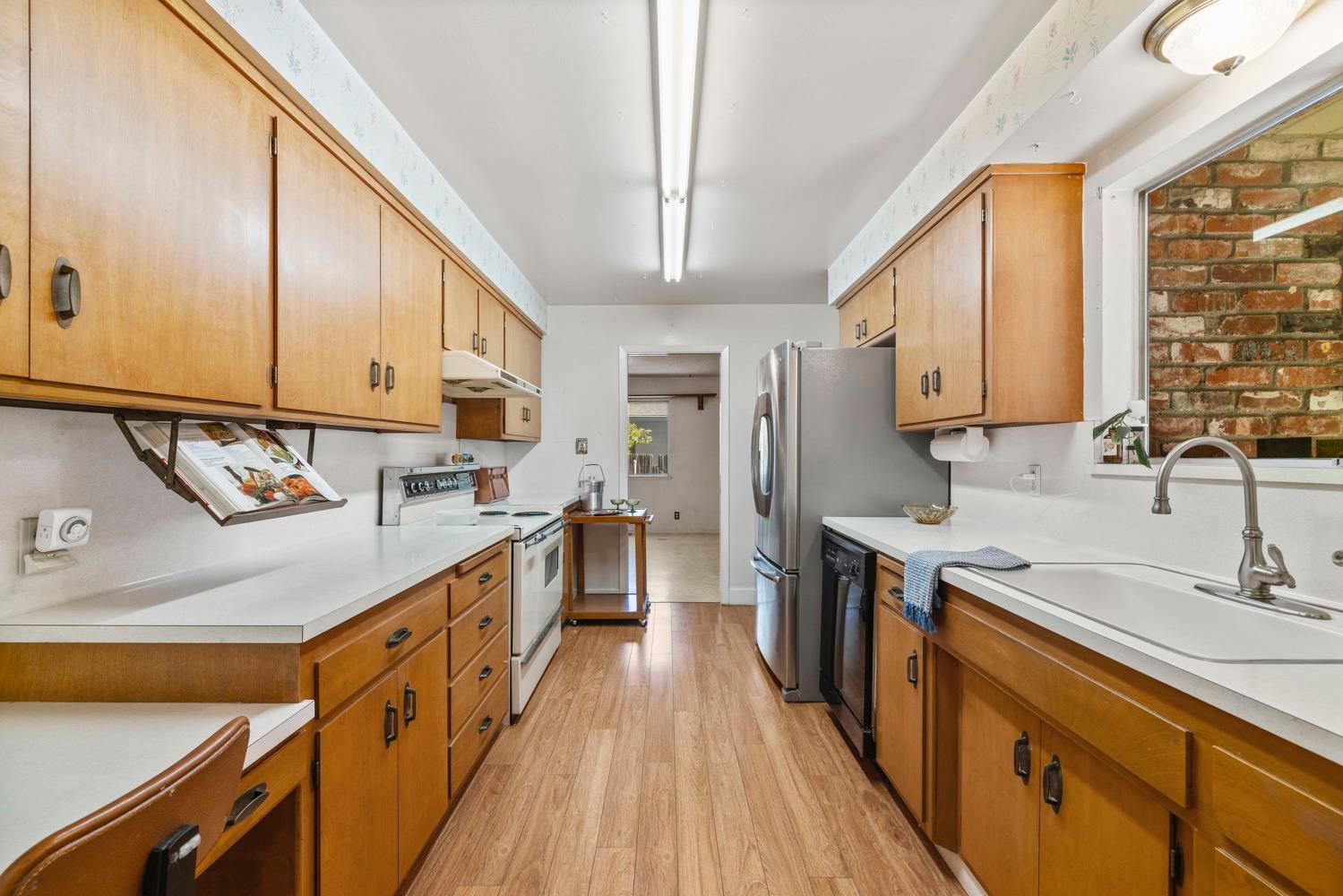 Detail Gallery Image 2 of 34 For 6010 Holstein Way, Sacramento,  CA 95822 - 3 Beds | 2/1 Baths
