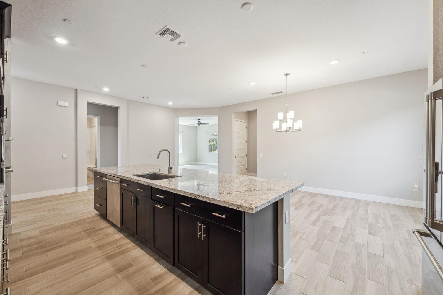 Detail Gallery Image 9 of 22 For 4456 Danube River Ln, Sacramento,  CA 95834 - 2 Beds | 2 Baths