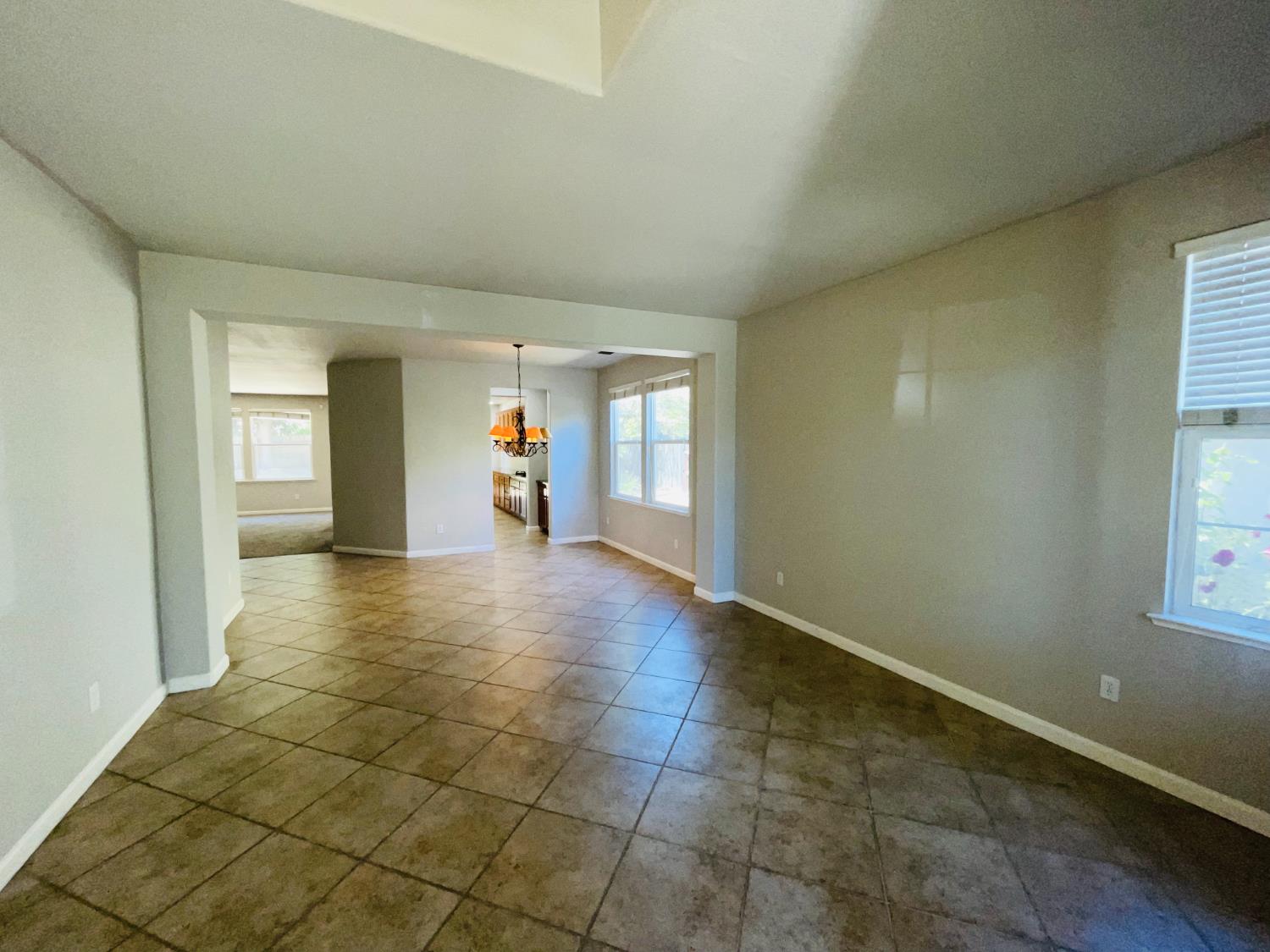 Detail Gallery Image 4 of 42 For 6416 Jefjen Way, Elk Grove,  CA 95757 - 5 Beds | 3 Baths