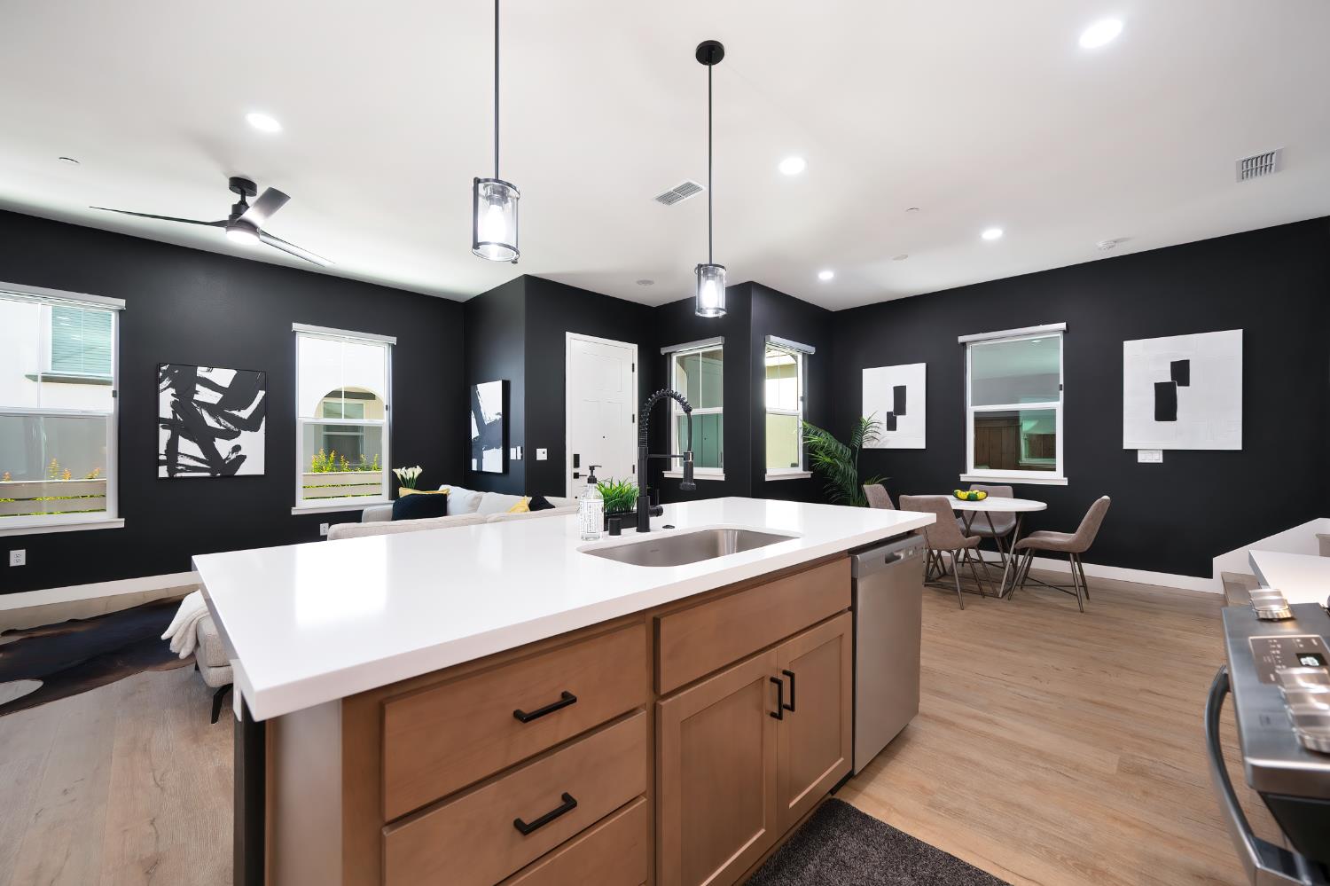 Detail Gallery Image 12 of 53 For 2372 Bastogne, Sacramento,  CA 95818 - 3 Beds | 2/1 Baths