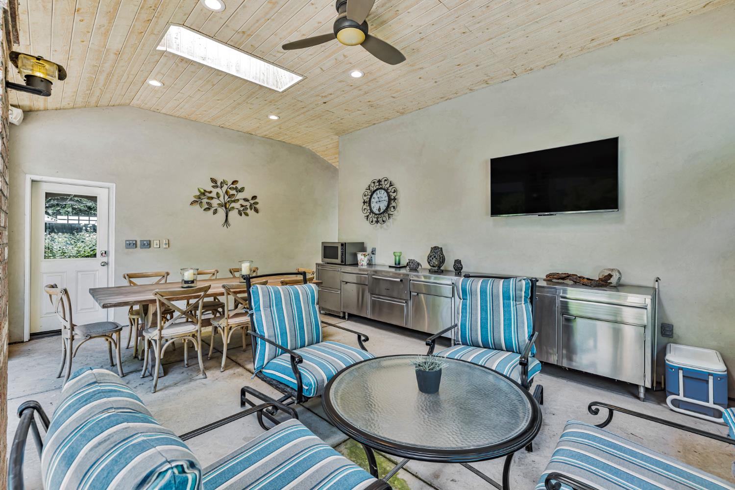 Detail Gallery Image 7 of 37 For 1625 Gary Way, Carmichael,  CA 95608 - 3 Beds | 2/1 Baths