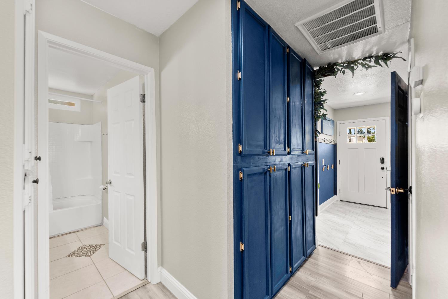 Detail Gallery Image 17 of 66 For 2915 Baronet Way, Sacramento,  CA 95833 - 4 Beds | 2 Baths