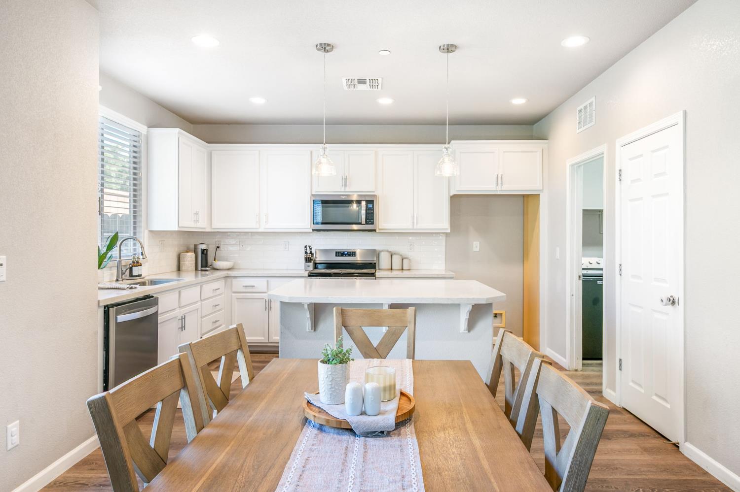 Detail Gallery Image 8 of 41 For 7946 Little Plum Way, Antelope,  CA 95843 - 4 Beds | 2/1 Baths